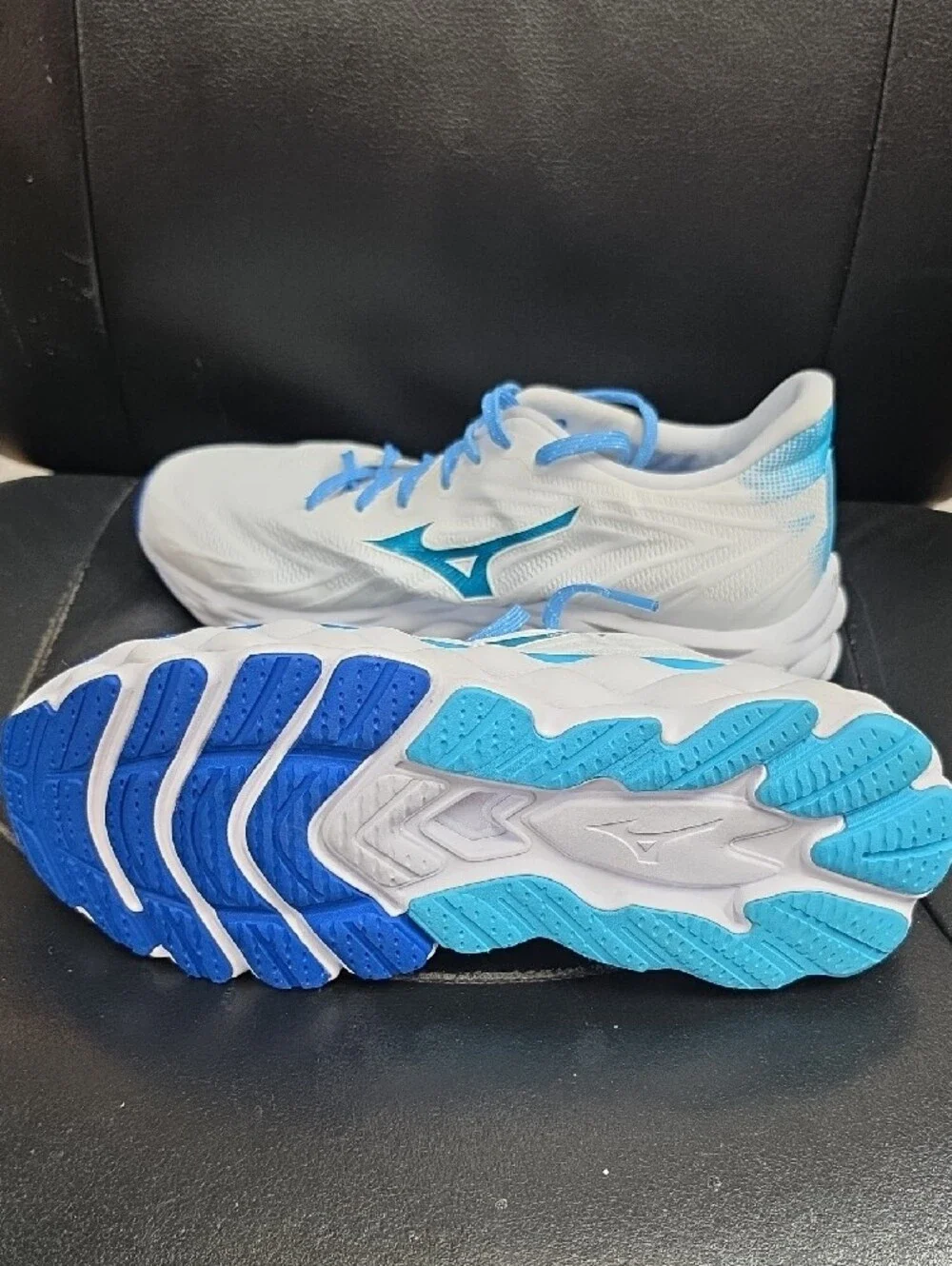 Mizuno Women's White & Blue Athletic Running Sneakers
